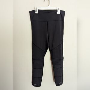 Zyia High Waist Capri Leggings Black Textured + Mesh Legs Gym Women's Size 12